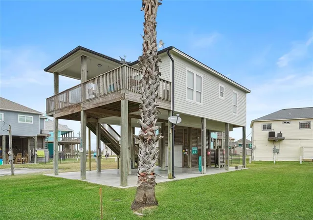 2nd image of 962 Driftwood Dr, Port Bolivar, TX 77650 | MLS# 8530333