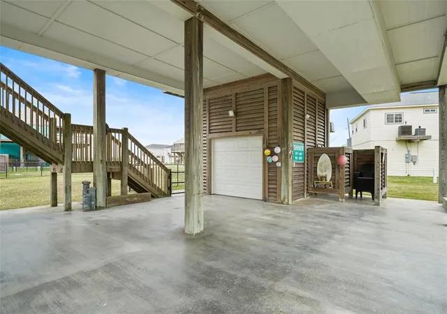 3rd image of 962 Driftwood Dr, Port Bolivar, TX 77650 | MLS# 8530333