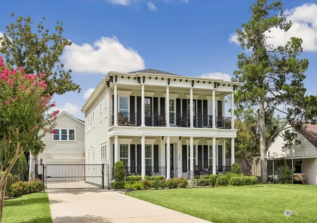 Photo 2 of Single family home for sale at 236 W 32nd Street, Houston, TX 77018 | MLS# 14348505 | Listing updated on 2026-08-08