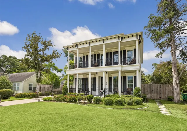 Photo 3 of Single family home for sale at 236 W 32nd Street, Houston, TX 77018 | MLS# 14348505 | Listing updated on 2026-08-08