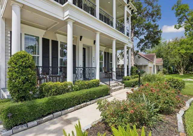Photo 3 of Single family home for sale at 236 W 32nd Street, Houston, TX 77018 | MLS# 14348505 | Listing updated on 2026-08-08