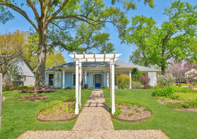Photo 2 of Single family home for sale at 18002 Bambridge Dr Nw, Houston, TX 77090 | MLS# 16182901 | Listing updated on 2026-08-19