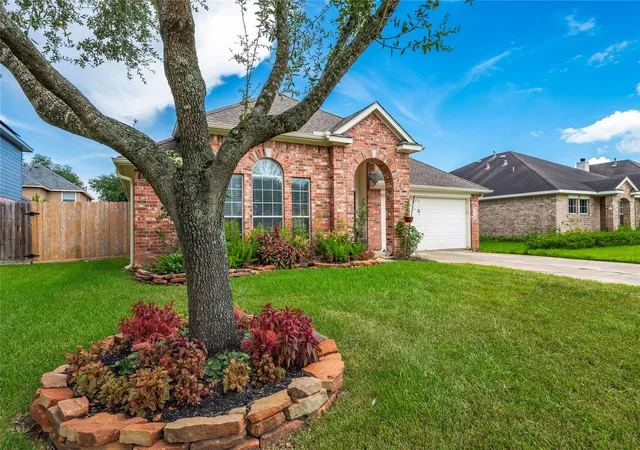 2nd image of 416 Magnolia Wy, League City, TX 77573 | MLS# 92563123