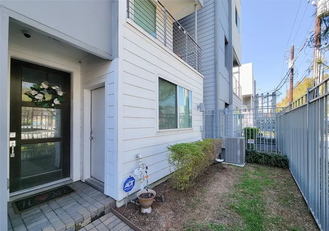Photo 4 of Single family home for sale at 1705 Eado Point Ln, Houston, TX 77003 | MLS# 30196884 | Listing updated on 2026-09-01