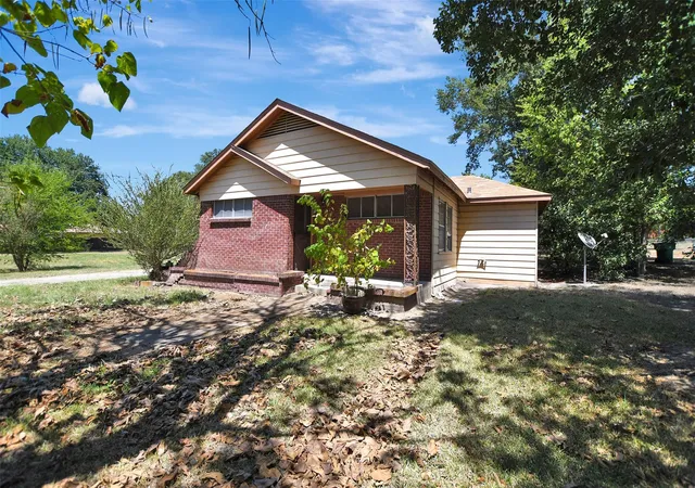 Photo 2 of Single family home for sale at 110 & 112 N Shipp St, Madisonville, TX 77864 | MLS# 10674652 | Listing updated on 2026-09-08