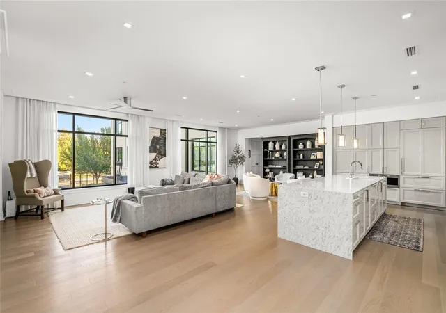 Listing Photo 4 - Condo for sale in building located at 6017 Memorial, Houston, TX 77007 - Unit #202