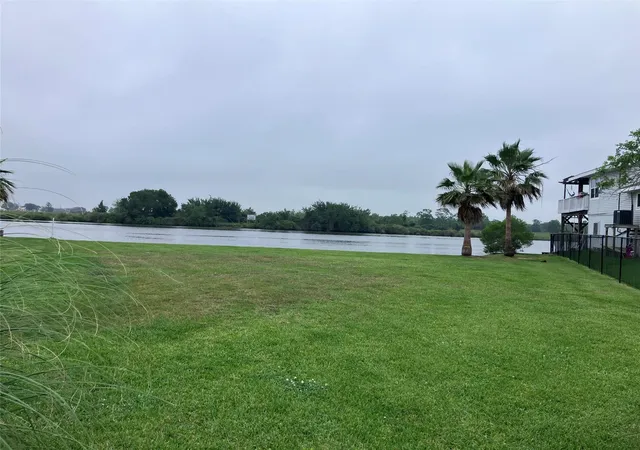 2nd image of 4408 Island Dr, Dickinson, TX 77539 | MLS# 42024471