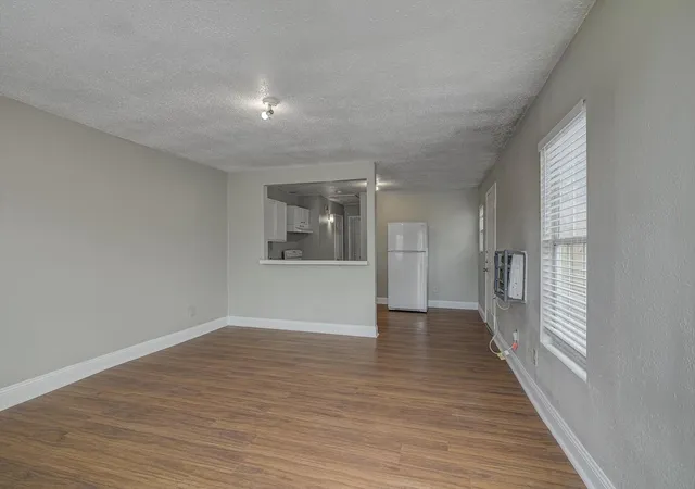 Listing Photo 4 - Condo for sale in building located at 4605 Galesburg St, Houston, TX 77051