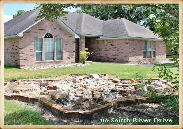 1st image of 110 S River Dr, Columbus, TX 78934 | MLS# 62939539