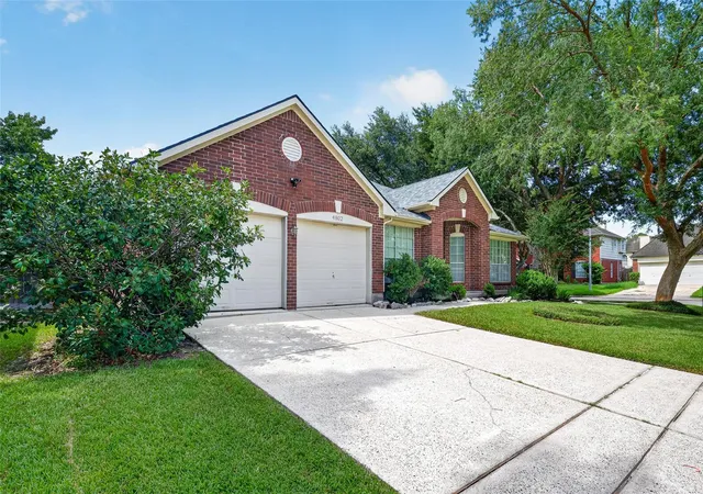 2nd image of 4802 Widerop Ln, Friendswood, TX 77546 | MLS# 91288514
