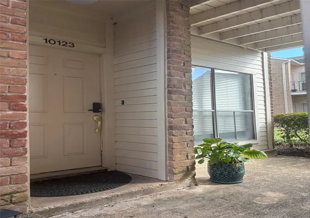 2nd image of 10123 Waterstone Dr #39, Houston, TX 77042 | MLS# 34656062