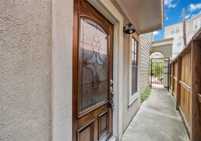 Photo 2 of Townhouse for sale at 5214 Gibson St, Houston, TX 77007 | MLS# 88366206 | Listing updated on 2026-09-12