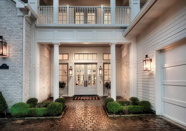 Photo 2 of Single family home for sale at 29 S Doe Run Dr, The Woodlands, TX 77380 | MLS# 74312748 | Listing updated on 2026-09-14