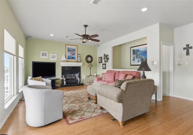 3rd image of 10 N Flamingo St, La Marque, TX 77568 | MLS# 33802761