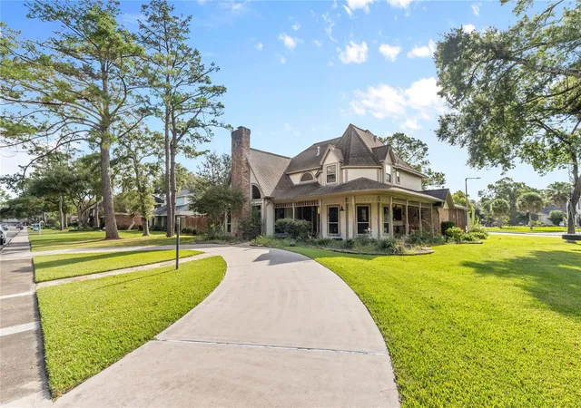 2nd image of 600 Nottingham Ln, Dickinson, TX 77539 | MLS# 82357370