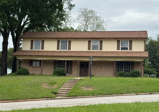 2nd image of 1221 Green Briar Dr, Huntsville, TX 77340 | MLS# 29523597