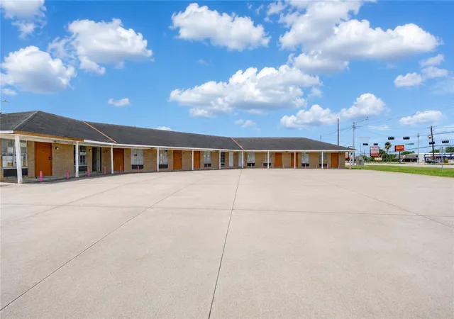 2nd image of 4602 Avenue H, Rosenberg, TX 77471 | MLS# 75635975
