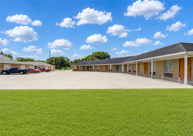 3rd image of 4602 Avenue H, Rosenberg, TX 77471 | MLS# 75635975