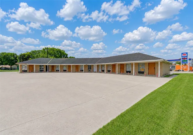 4th image of 4602 Avenue H, Rosenberg, TX 77471 | MLS# 75635975