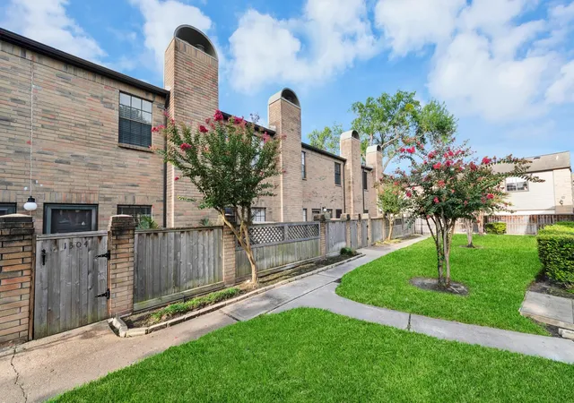 Photo 2 of Condo for sale at 9850 Pagewood Ln #1304, Houston, TX 77042 | MLS# 21349012 | Listing updated on 2026-09-13