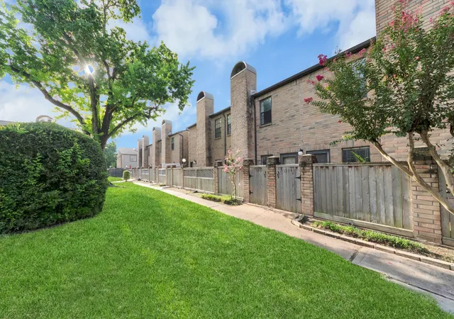 Photo 3 of Condo for sale at 9850 Pagewood Ln #1304, Houston, TX 77042 | MLS# 21349012 | Listing updated on 2026-09-13