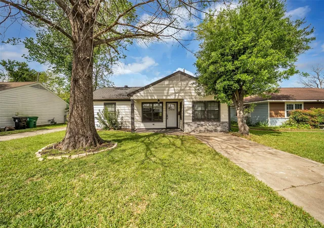 Photo 3 of Single family home for sale at 2915 Robertson St, Houston, TX 77009 | MLS# 34703335 | Listing updated on 2026-08-31