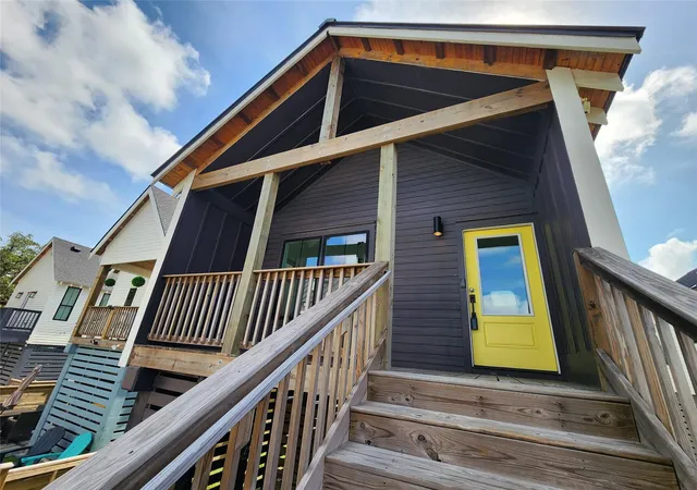Photo 3 of Single family home for sale at 1220 32nd Street, Galveston, TX 77550 | MLS# 22237639 | Listing updated on 2026-07-09
