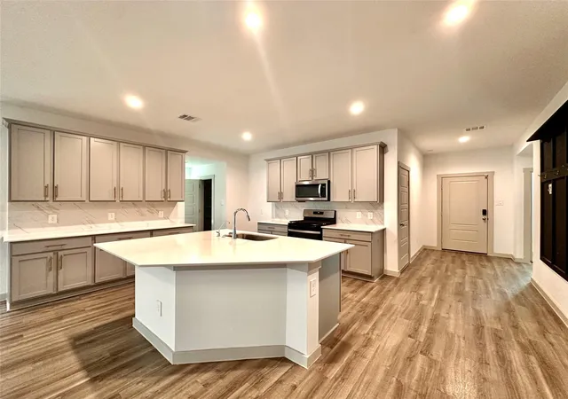Photo 3 of Sale Pending at 7719 Suffolk Valley Ln, Rosharon, TX 77583 | MLS# 53043977 | Listing updated on 2026-09-14