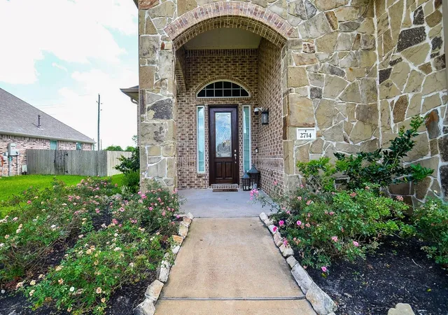 Photo 4 of Single family home for sale at 2714 Topaz Cvs Ln, Rosharon, TX 77583 | MLS# 17261624 | Listing updated on 2026-08-22