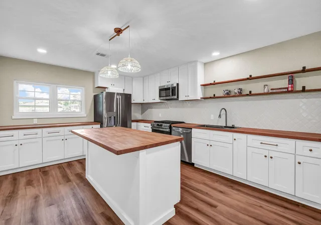 3rd image of 5438 Novak Ct, Danbury, TX 77534 | MLS# 17158391