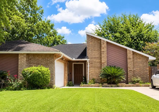 Photo 1 of Single family home for sale at 6511 La Violetta Dr, Houston, TX 77083 | MLS# 14643745 | Listing updated on 2026-09-21