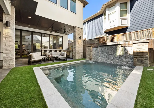 Photo 3 of Sale Pending at 424 Redan St, Houston, TX 77009 | MLS# 62515255 | Listing updated on 2026-09-14
