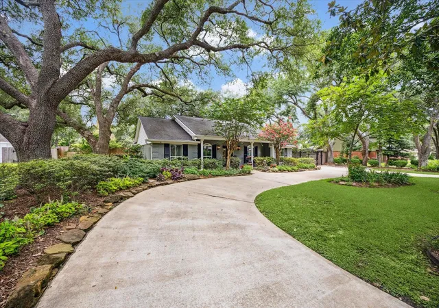 Photo 2 of Sale Pending at 9006 Bonhomme Rd, Houston, TX 77074 | MLS# 81361274 | Listing updated on 2026-08-13