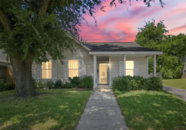 Photo 2 of Single family home for sale at 1715 Brewster St, Houston, TX 77020 | MLS# 7948481 | Listing updated on 2026-08-24