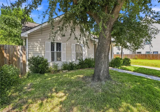 Photo 3 of Single family home for sale at 1715 Brewster St, Houston, TX 77020 | MLS# 7948481 | Listing updated on 2026-08-24