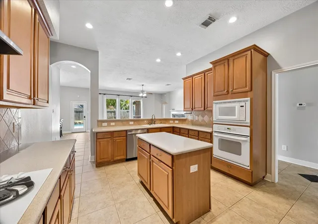 3rd image of 716 High Ridge Dr, Friendswood, TX 77546 | MLS# 65775381