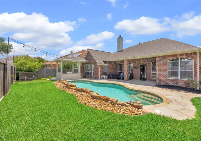 5th image of 716 High Ridge Dr, Friendswood, TX 77546 | MLS# 65775381