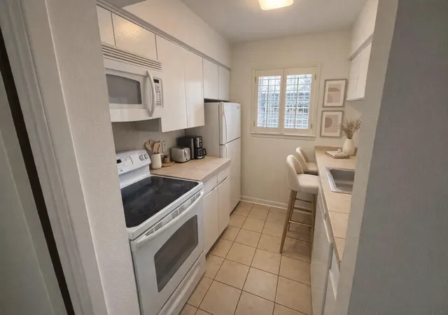Photo 3 of Condo for sale at 2605 Marilee Ln #2, Houston, TX 77057 | MLS# 75132496 | Listing updated on 2026-08-17