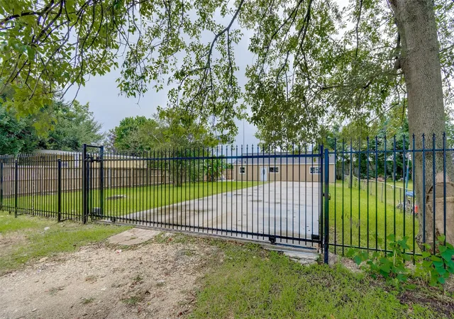 Photo 2 of Single family home for sale at 3918 Cedar Hill Ln, Houston, TX 77093 | MLS# 75414611 | Listing updated on 2026-09-11