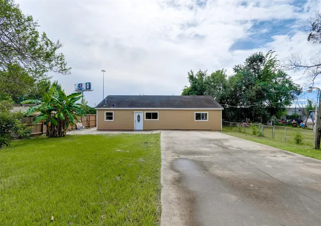 Photo 3 of Single family home for sale at 3918 Cedar Hill Ln, Houston, TX 77093 | MLS# 75414611 | Listing updated on 2026-09-11