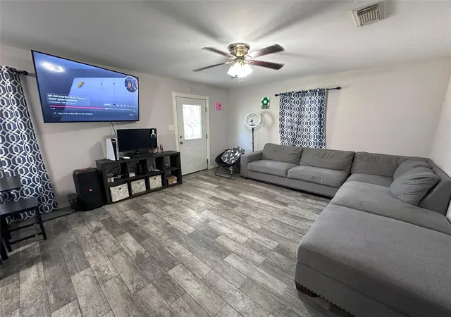 4th image of 1313 Muncy St, El Campo, TX 77437 | MLS# 81543332