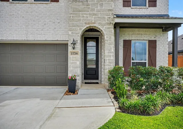 Homes for sale in La Marque, TX | 13716 Windward Mist Dr, La Marque, TX 77568 | MLS# 84887333