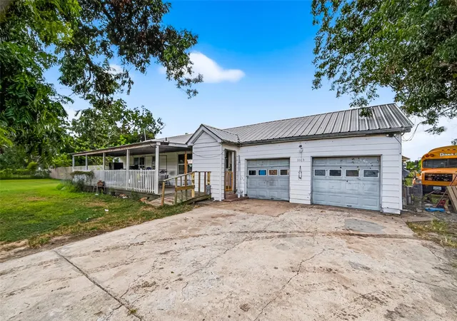 2nd image of 1013 Battlebell Rd, Highlands, TX 77562 | MLS# 33620647