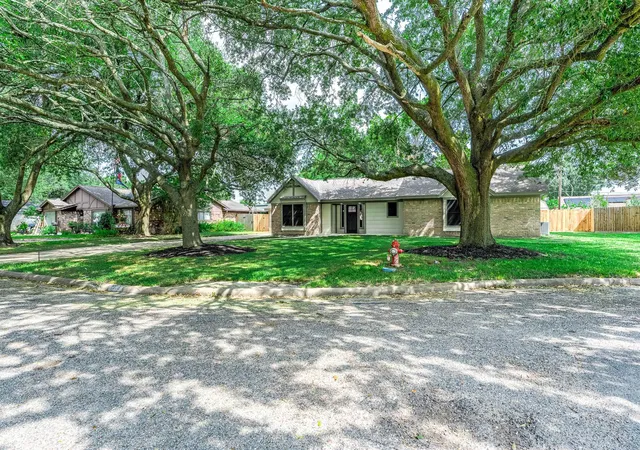 Photo 2 of Sale Pending at 1908 Maxwell Cir, Alvin, TX 77511 | MLS# 15014618 | Listing updated on 2026-10-10