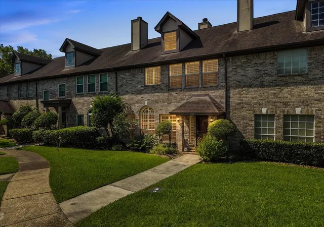 2nd image of 2242 Gemini St, Houston, TX 77058 | MLS# 10149878