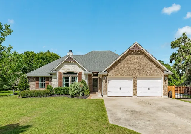 Homes for sale in Angleton, TX | 1208 Bronco Trl, Angleton, TX 77515 | MLS# 91902200