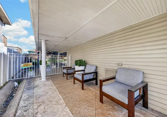 4th image of 638 Warsaw St, Hitchcock, TX 77563 | MLS# 792107