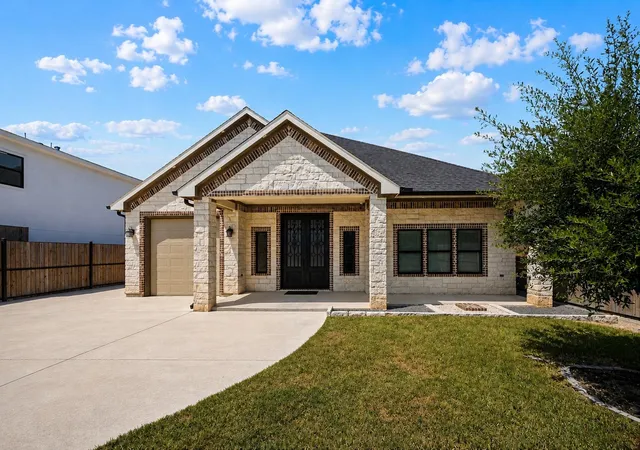 Photo 2 of Single family home for sale at 7105 Weyburn St, Houston, TX 77028 | MLS# 93535248 | Listing updated on 2026-08-27