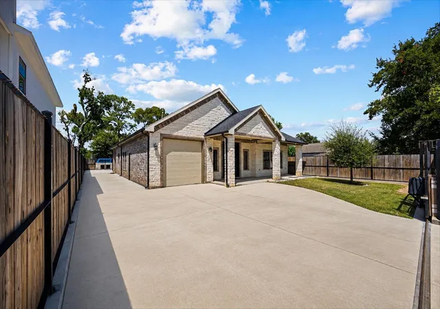 Photo 3 of Single family home for sale at 7105 Weyburn St, Houston, TX 77028 | MLS# 93535248 | Listing updated on 2026-08-27