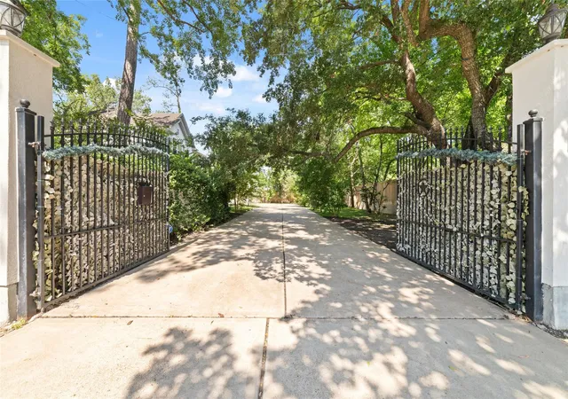 5th image of 335 Voss Rd, Houston, TX 77024 | MLS# 4712358